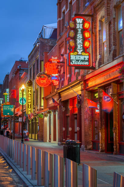 lower broadway, nashville, tennessee, estados unidos - country road fotos fotografías e imágenes de stock