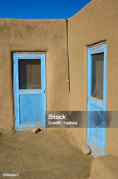 Portas Azul - Fotografias de stock e mais imagens de Adobe - Adobe, Aldeia, Apartamento