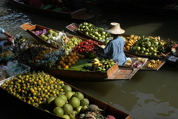 marché flottant - asia bangkok nautical vessel canal photos et images de collection