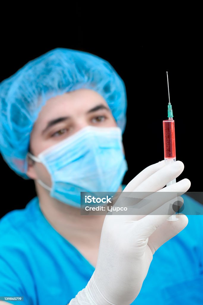 Medizinische Arbeiter halten eine Spritze - Lizenzfrei Analysieren Stock-Foto