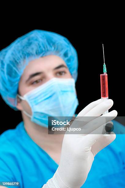 Foto de Trabalhador Segurando Uma Seringa Médica e mais fotos de stock de Adulto - Adulto, Analisar, Bioquímica