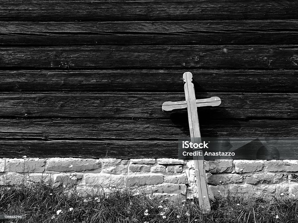 Cross dans une ancienne église en bois noir et blanc - Photo de Amour libre de droits