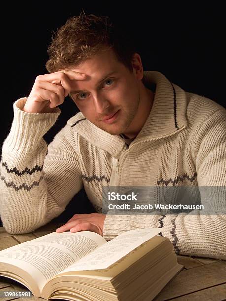 Foto de Jovem Lendo Um Livro e mais fotos de stock de 20 Anos - 20 Anos, 20-24 Anos, Adulto