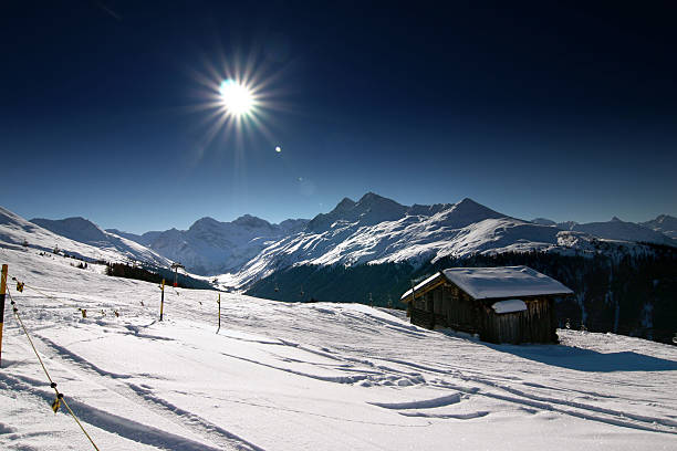 sci sulle alpi svizzere - davos apres ski snow sunlight foto e immagini stock