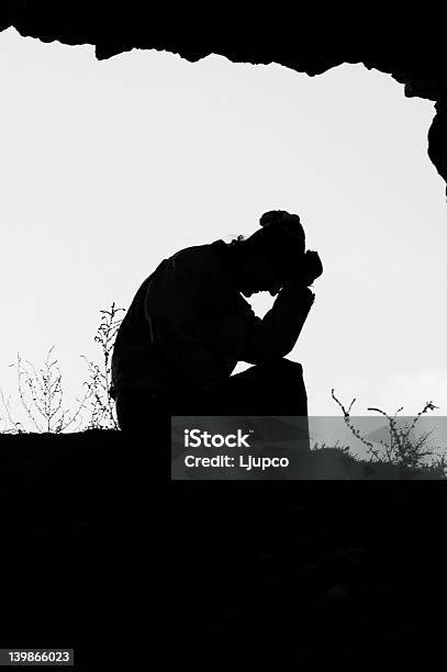 Silhueta De Um Homem Contemplating - Fotografias de stock e mais imagens de Adulto - Adulto, Ao Ar Livre, Assustador