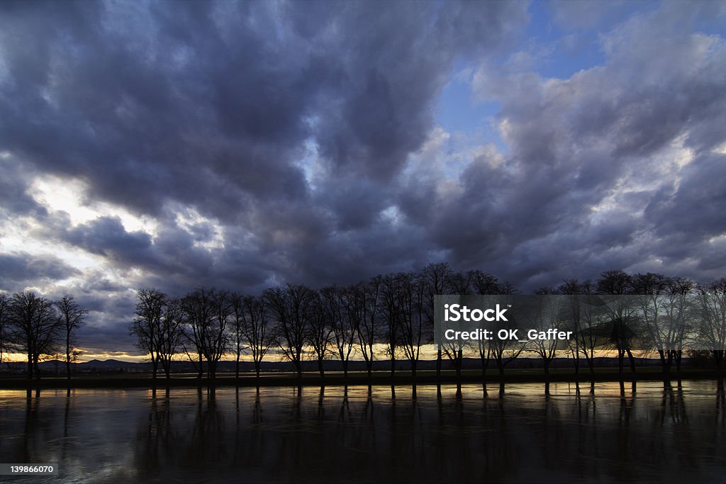 Закат над реки созд�аваемую - Стоковые фото Вечерние сумерки роялти-фри