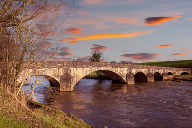 sonnenuntergang über der brücke über den fluss ribble in der nähe von clitheroe in lancashire, england. - ribble stock-fotos und bilder