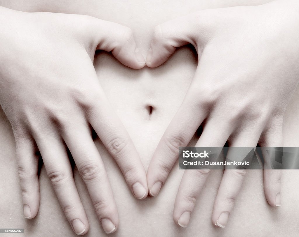 Garota barriga e mãos, mãos fazendo uma forma de coração - Foto de stock de Abdome royalty-free