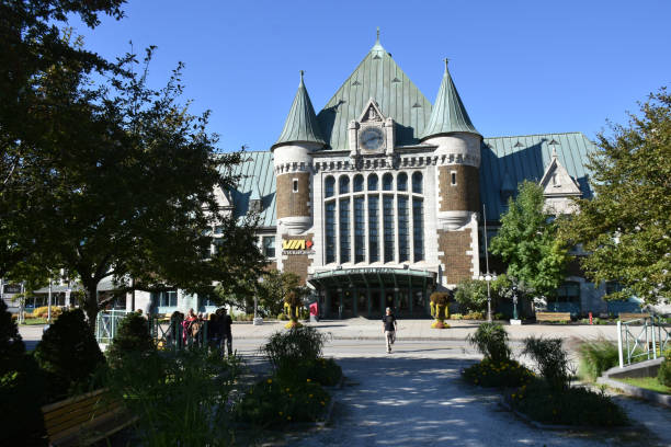 gare de québec, québec, canada, personnes, ciel, arbre - city government town hall government building photos et images de collection