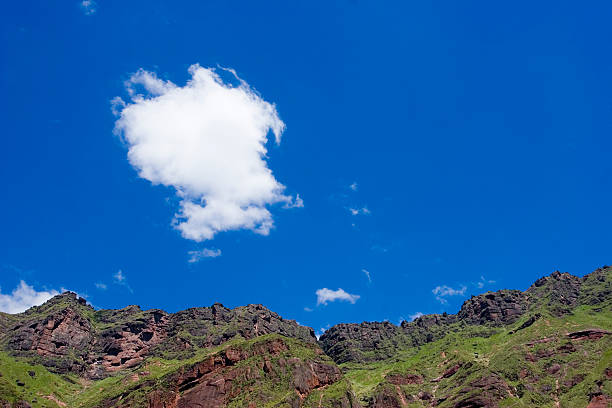 Montanhas Rochosas com um céu nublado - fotografia de stock