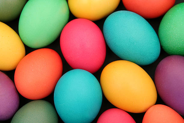 красочные пасхальные яйца - easter egg стоковые фото и изображения