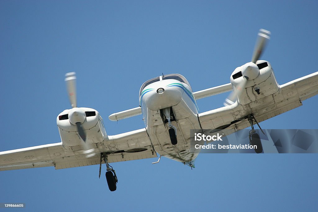 Motor de avión aterrizaje con camas gemelas - Foto de stock de General - Rango militar libre de derechos