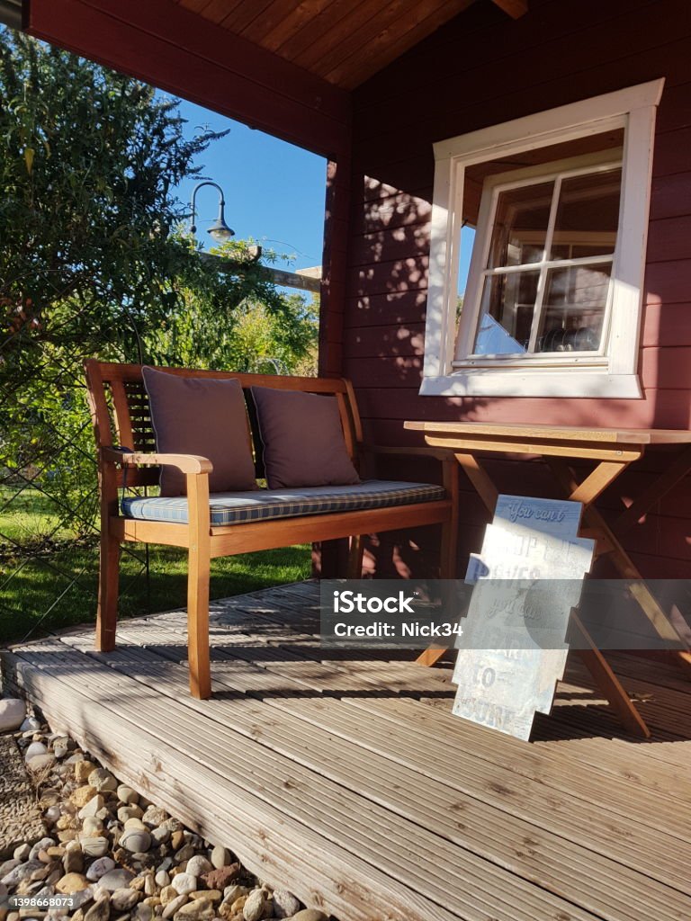 Holzterasse mit Bank + Tisch Wooden terrace bench table Bench Stock Photo