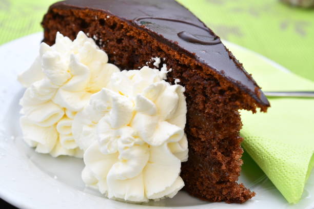 macro de um bolo sacher com chantilly - sachertorte cake chocolate cake portion - fotografias e filmes do acervo