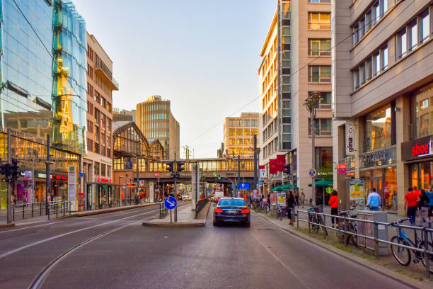 la friedrichstrasse nel centro di berlino. - berlin germany architecture stoplight contemporary foto e immagini stock