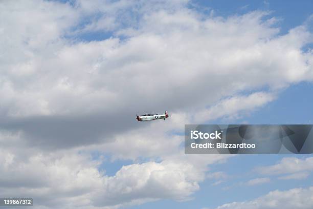 Noi Elica Caccia - Fotografie stock e altre immagini di Aeroplano - Aeroplano, A mezz'aria, Acrobata