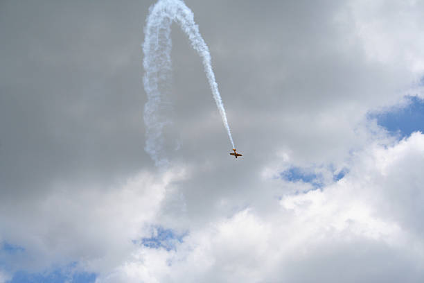 avion de chasse boucle - airplane stunt yellow flying photos et images de collection