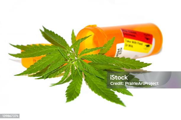 Foto de Marijuana Medicamentos e mais fotos de stock de Medicamento receitado - Medicamento receitado, Receita Médica, Cannabis medicinal