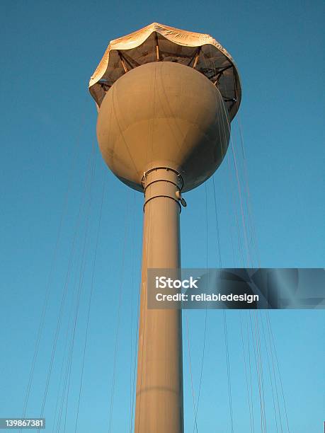 Torre De Agua Foto de stock y más banco de imágenes de Agarrar - Agarrar, Agua, Alto - Descripción física