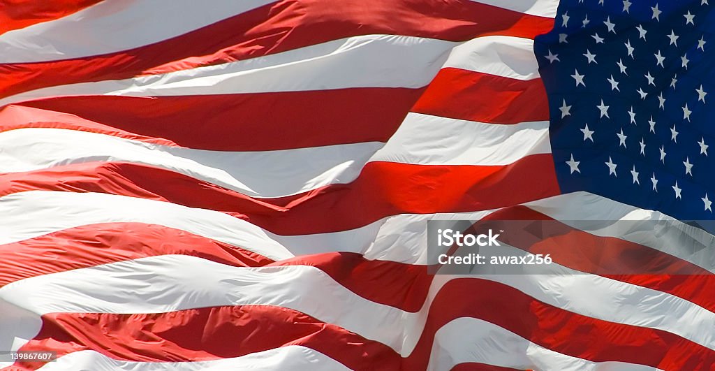 American flag flying en el viento - Foto de stock de Azul libre de derechos