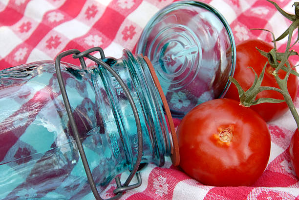винтажное стеклянное консервирование помидоров стеклянная банка - airseal стоковые фото и изображения