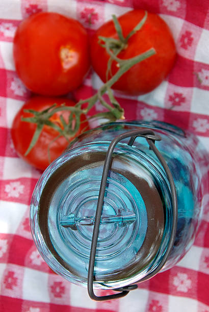 pomodoro canning barattolo di vetro vintage - airseal foto e immagini stock