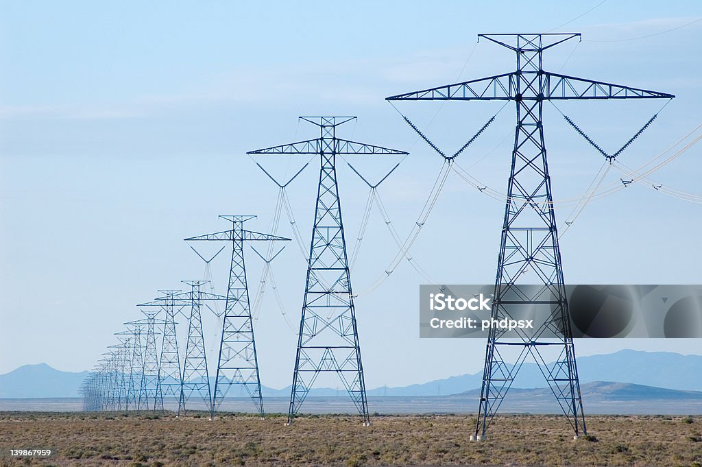 Elektrische Leitungen in der Wüste - Lizenzfrei Elektrizität Stock-Foto