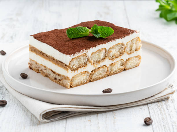 bolo tiramisu em placa de cerâmica branca. - tiramisu dessert cake gourmet - fotografias e filmes do acervo