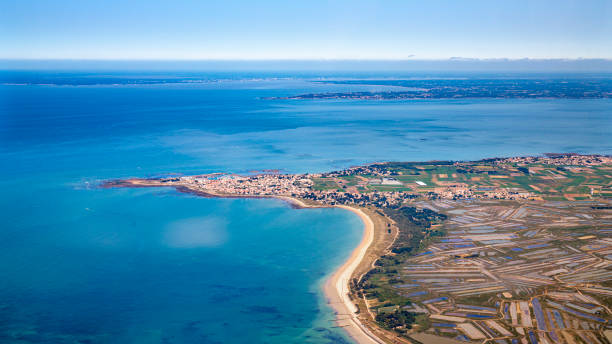 l’île de noirmoutiers dans français’océan atlantique depuis la vue de l’avion du ciel - vendee photos et images de collection