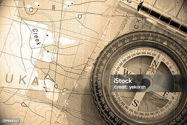 Compass Sulla Parte Superiore Della Mappa Depoca2 - Fotografie stock e altre immagini di Accessibilità