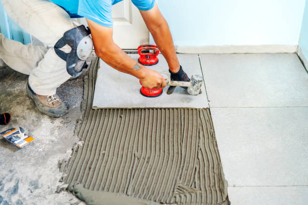 알 수없는 시니어 타일 설치 업체 또는 집에서 일하는 근로자, 손보기 - porcelain tiles 뉴스 사진 이미지
