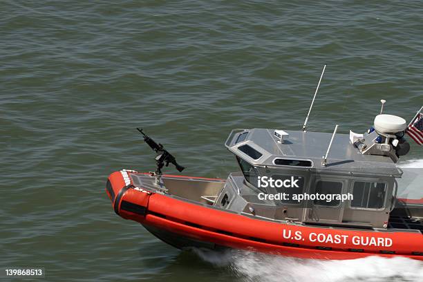 Photo libre de droit de Lus Coast Guard Patrol Bateau banque d'images et plus d'images libres de droit de Accident et désastre - Accident et désastre, Agent de sécurité, Arme à feu