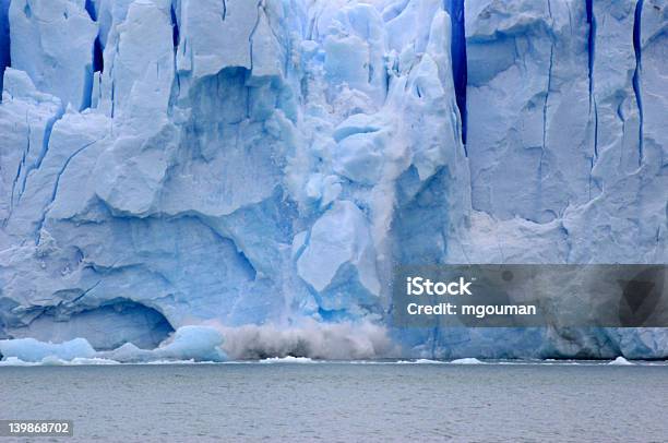 Foto de Gelo Passando Por Uma Geleira De Temperatura e mais fotos de stock de Derreter - Derreter, Gelo, Mudanças climáticas