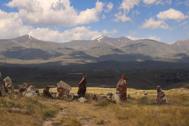 아르메니아 산의 배경에 카라 훈즈에있는 조라트 카레르의 돌 - european culture megalith observatory rock 뉴스 사진 이미지