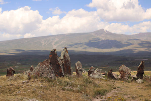아르메니아 산의 배경에 카라 훈즈에있는 조라트 카레르의 돌 - european culture megalith observatory rock 뉴스 사진 이미지