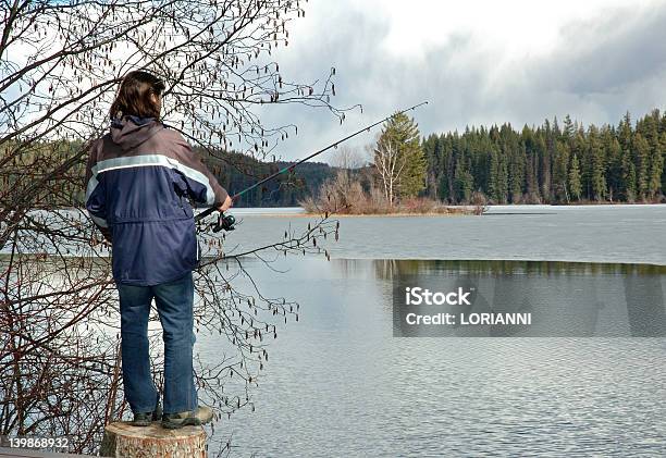 Uomo Pesca In Un Lago - Fotografie stock e altre immagini di Abbigliamento casual - Abbigliamento casual, Acqua, Adulto