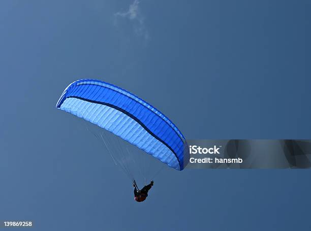 Paragliding Stockfoto und mehr Bilder von Blau - Blau, Extremsport, Fliegen