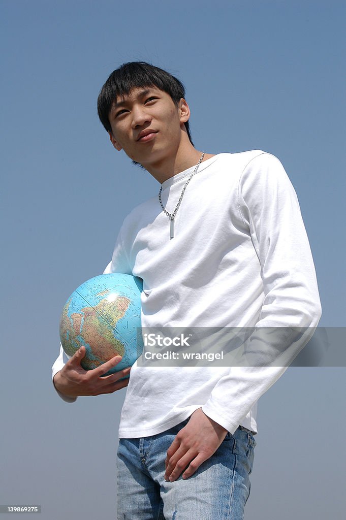 Молодые азиатские человек с глобус - Стоковые фото Азиатского и индийского происхождения роялти-фри