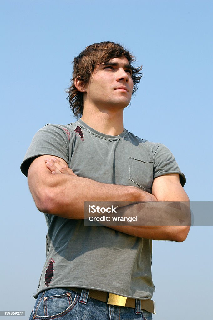 若い男性のグレイ - Tシャツのロイヤリティフリーストックフォト