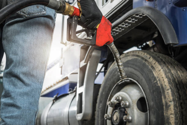 conductor de semirremolque a punto de repostar su camión tractor con combustible diesel - diesel fotografías e imágenes de stock