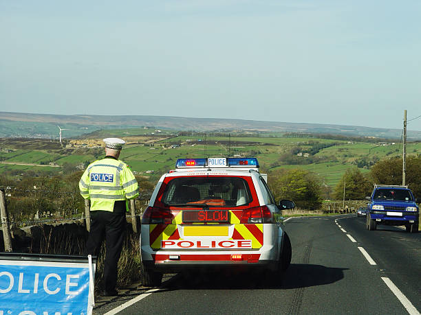 Samochód policyjny i spowolnić Zaloguj się krajobraz – zdjęcie