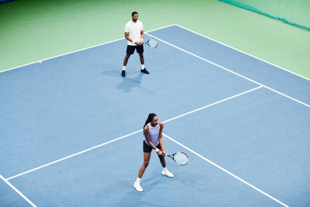 テニス練習ミニマルでのカップル - tennis indoors women court ストックフォトと画像