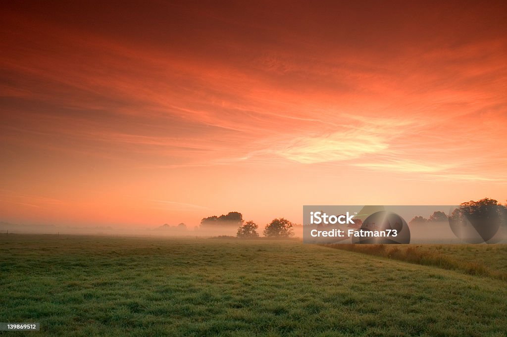 Nebligen Sonnenaufgang - Lizenzfrei Anhöhe Stock-Foto