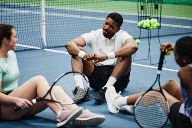 les jeunes se détendent sur le court de tennis - indoor tennis photos et images de collection