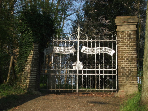 Viejo cementerio de puerta de entrada photo