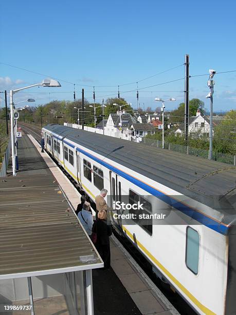 승객 탑승 Train At 기차역 고가 보도에 대한 스톡 사진 및 기타 이미지 - 고가 보도, 교통수단, 기관차