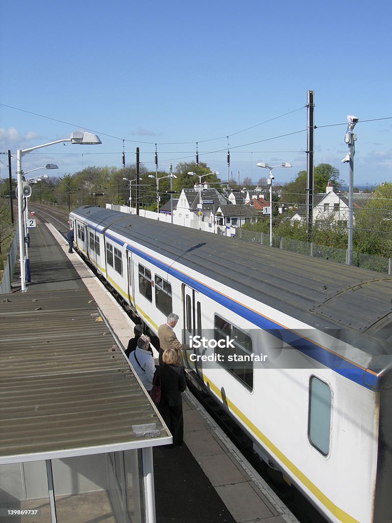 Посадка пассажиров поезда на железнодорожной станции - Стоковые фото Большой город роялти-фри