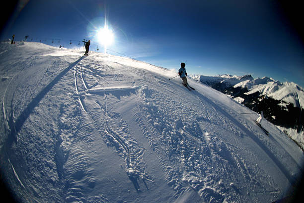 스키타기 스위스 산맥 - davos apres ski snow sunlight 뉴스 사진 이미지