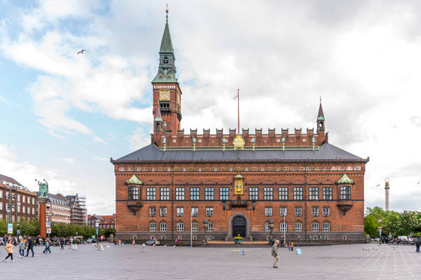 мэрия и площадь копенгагена - copenhagen town hall стоковые фото и изображения