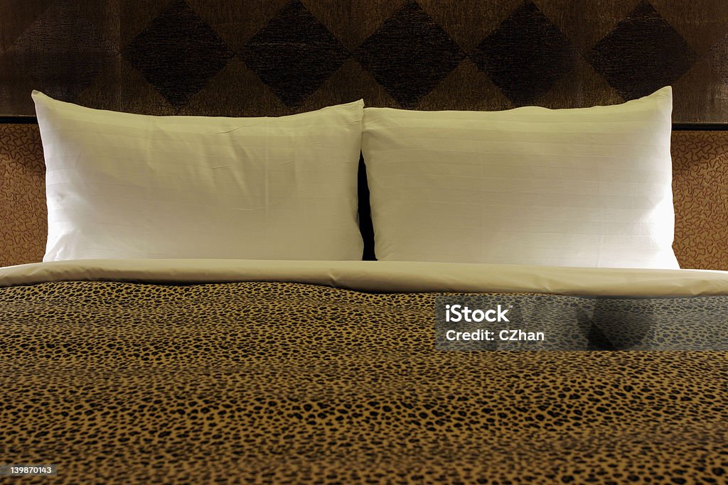 Двуспальной кровать - Стоковые фото Мотель роялти-фри